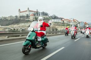 Santa Clausové pojedou na Vespách. Dárek dostanou děti v motolské nemocnici