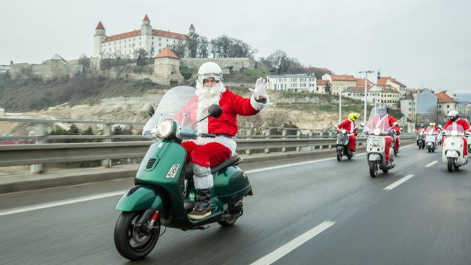 Santa Clausové pojedou na Vespách. Dárek dostanou děti v motolské nemocnici