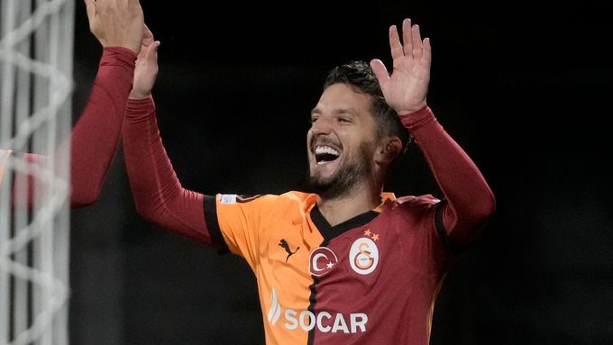 Útočník Galtasaraye Dries Mertens, který nasimuloval penaltu v zápase s Demirsporem