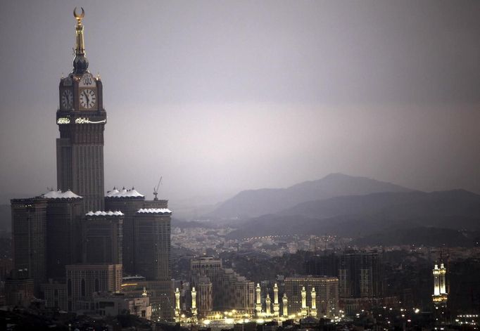 The Grand Mosque (bottom) and four-faced Mecca Clock Tower (L) are seen from the top of Mount Noor where Muslims believe Prophet Mohammad received the first words of the Koran through Gabriel in the Hera Cave, during the annual haj pilgrimage in the holy city of Mecca October 21, 2012. REUTERS/Amr Abdallah Dalsh (SAUDI ARABIA - Tags: RELIGION) Published: Říj. 21, 2012, 8:52 odp.