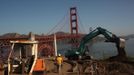 Landscape work continues on the south end of the Golden Gate Bridge as the iconic landmark is prepared for its 75th anniversary in late May, in San Francisco, California May 7, 2012. Enhancements such as a Bridge Pavilion serving as a visitor intrepretation center, art deco Round House for a virtual photo experience, and additional bicycle and walking trails have been added ahead of the May 27 anniversary. REUTERS/Robert Galbraith (UNITED STATES - Tags: ANNIVERSARY SOCIETY) Published: Kvě. 7, 2012, 6:45 odp.