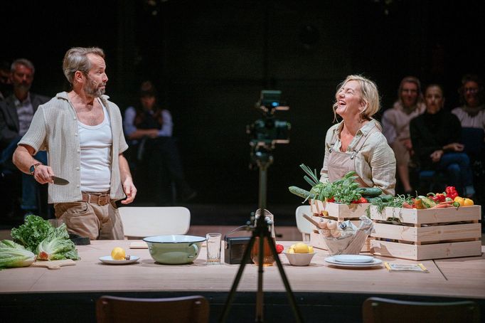 Představení Madisonské mosty v hlavních rolích s Janem Révaiem a Vandou Hybnerovou mělo v Nové Spirále premiéru v listopadu 2024.