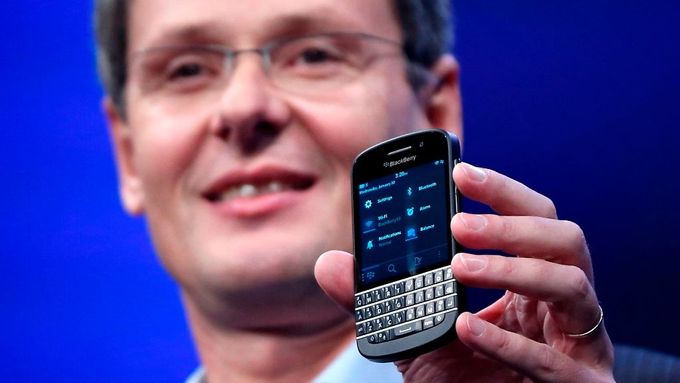 CEO Blackberry Thorsten Heins s telefonem Blackberry 10.