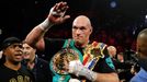 Tyson Fury slaví zisk pásu mistra světa těžké váhy organizace WBC v souboji s Deontayem Wilderem