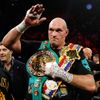 Tyson Fury slaví zisk pásu mistra světa těžké váhy organizace WBC v souboji s Deontayem Wilderem