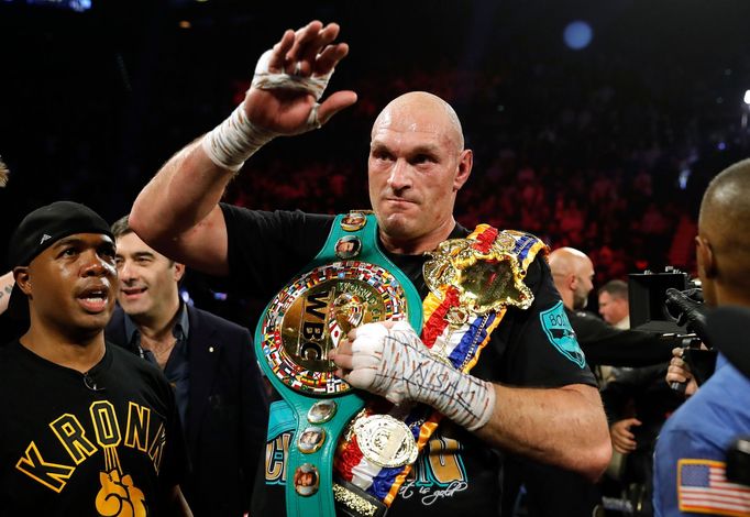 Tyson Fury slaví zisk pásu mistra světa těžké váhy organizace WBC v souboji s Deontayem Wilderem