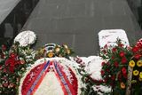 Věnec dnes za hustého sněžení k památníku položil také armenský prezident Robert Kočarjan.