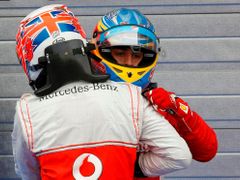 Fernando Alonso v objetí se současným parťákem Hamiltona - Jensonem Buttonem