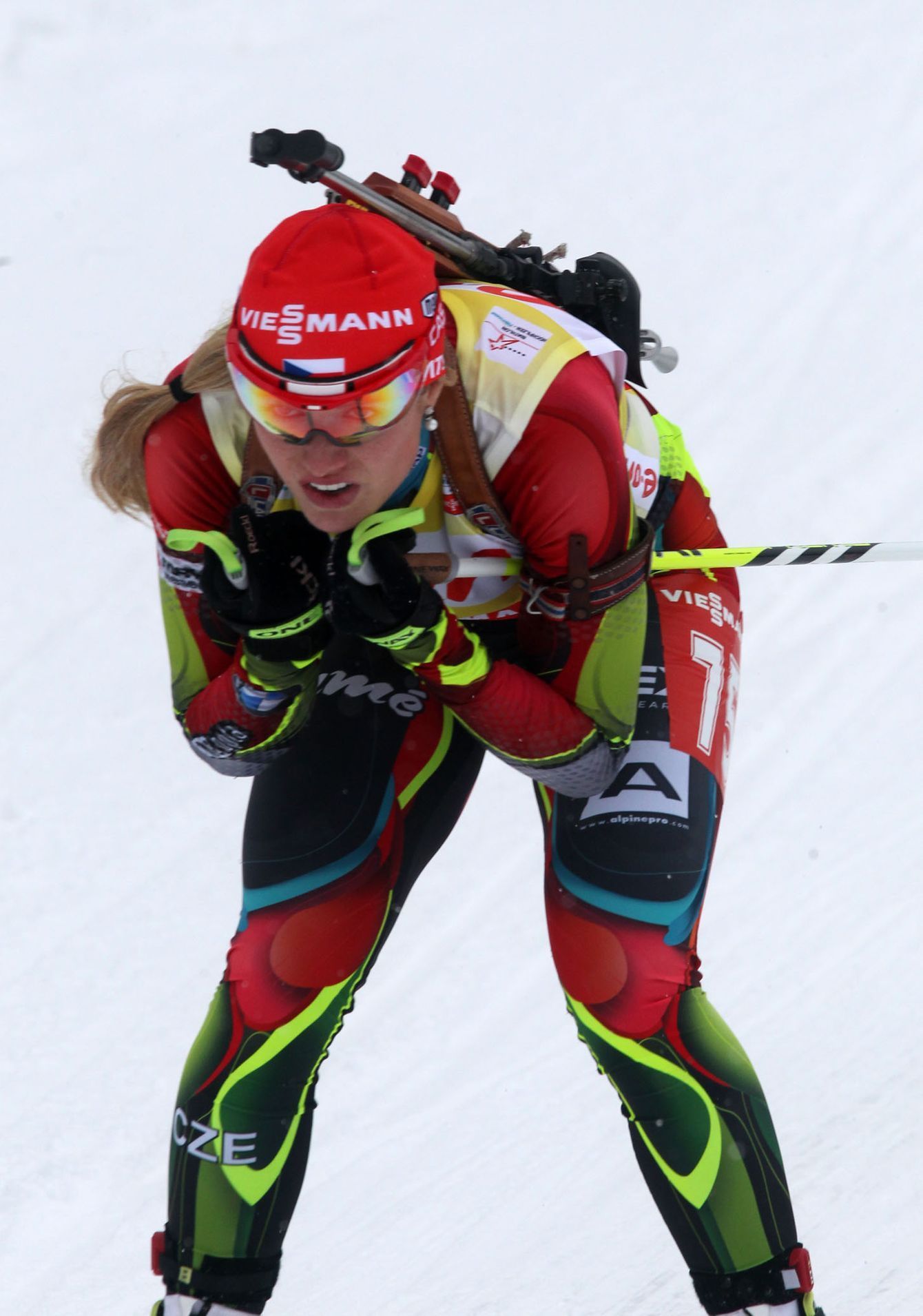 Gabriela Soukalová při sprintovém závodě v Hochfilzenu (2013)