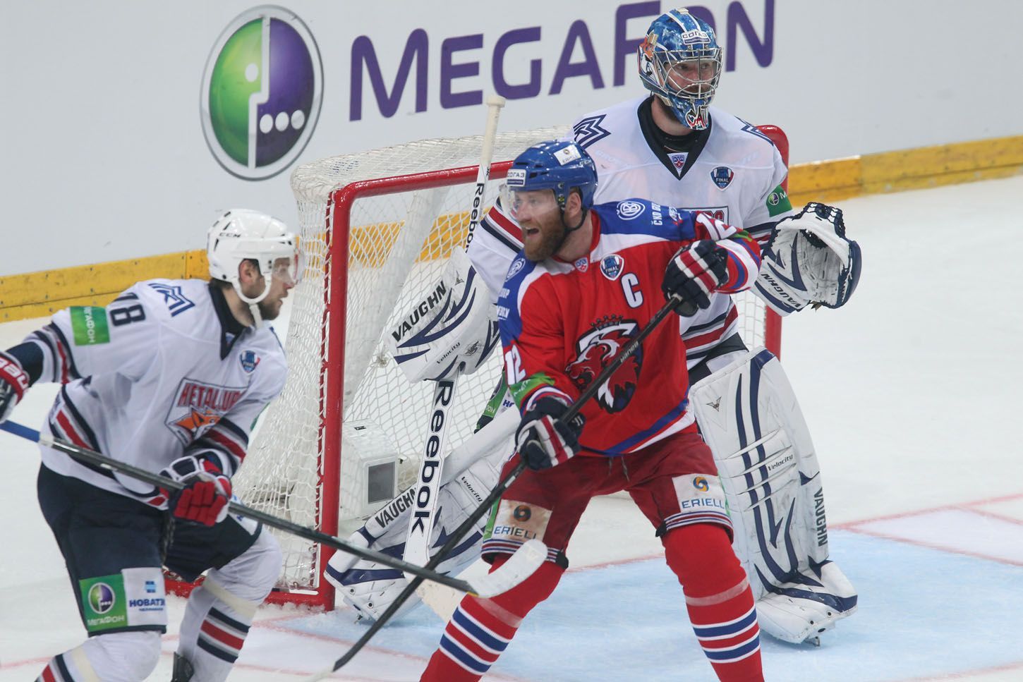 Lev Praha vs. Magnitogorsk, čtvrté finále KHL v O2 aréně (Košečkin, Novotný)