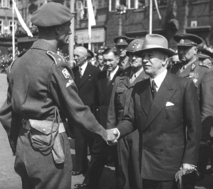 Poválečné setkání Antona Petráka s prezidentem Edvardem Benešem.