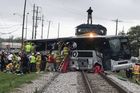 Při srážce vlaku s autobusem v USA zemřeli nejméně čtyři lidé