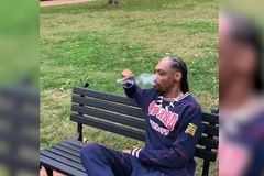Snoop Dogg si u Bílého domu zapálil jointa a urážel Trumpa. Ten žádá jeho zatčení