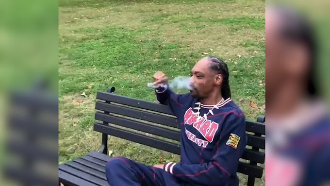 Ať jde prezident do p**ele, vzkázal Snoop Dogg Trumpovi před Bílým domem a zapálil si jointa