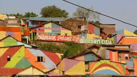 Lidi si přemalovali slum. Teď se mu říká Duhová vesnice a láká turisty