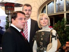 Jiří Paroubek s manželkou a manažerem strany Jaroslavem Tvrdíkem.