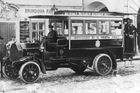 První autobusy, tehdy označované jako automobilní omnibus, se v pražských ulicích objevily už 7. března 1908 na trase mezi Malou Stranou a Hradčany. Později linka vedla i přes Karlův most. Jenže kvůli častým nehodám provoz 17. listopadu 1909 skončil.