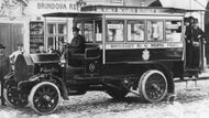 První autobusy, tehdy označované jako automobilní omnibus, se v pražských ulicích objevily už 7. března 1908 na trase mezi Malou Stranou a Hradčany. Později linka vedla i přes Karlův most. Jenže kvůli častým nehodám provoz 17. listopadu 1909 skončil.