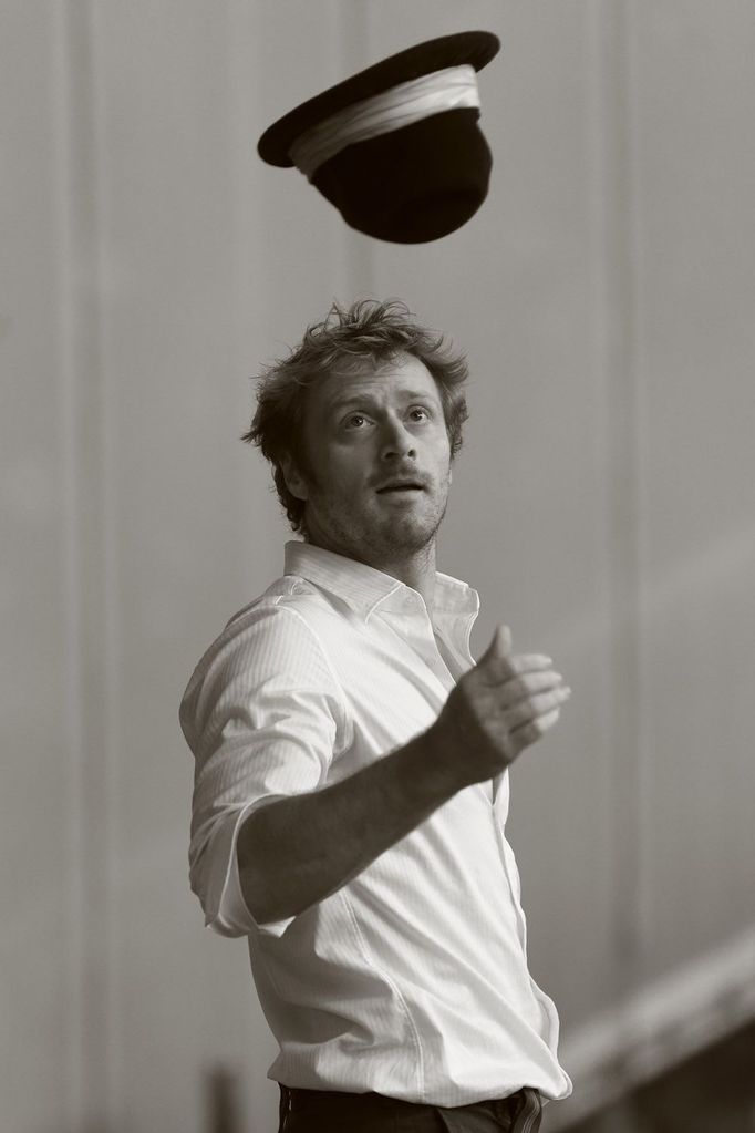 Imre Bernath je maďarský pouliční klaun, vizuální komik a akrobat, jehož vystoupení kombinují interaktivní humor s dechberoucími akrobatickými prvky.