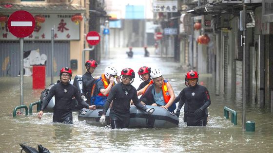 Tajfun Ragasa udeřil: Asie čelí smrtícím záplavám a ničivým větrům