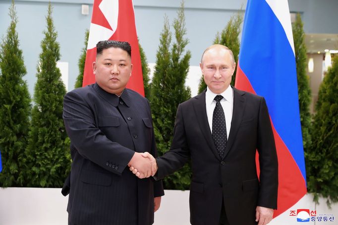 Kim Čong-un na návštěvě Vladivostoku, kde se sešel s Vladimirem Putinem.