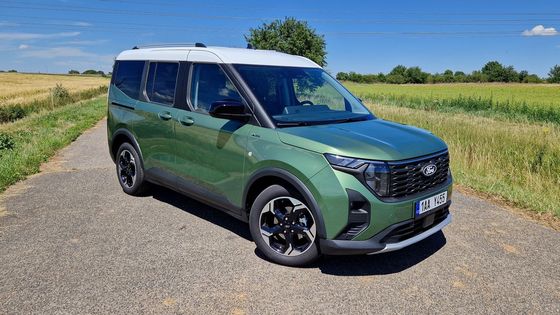 Ford Tourneo Courier vypadá ve verzi Active skoro jako malý Land Rover Defender.