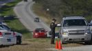 A Dale County Alabama Sheriff's deputy talks to a driver at a roadblock near the scene of a shooting and hostage taking near Midland City, Alabama February 1, 2013. Residents in a rural Alabama town prayed on Friday and called for the release of a 5-year-old boy being held captive for a fourth day by a man accused of shooting a school bus driver and then taking the child hostage. REUTERS/Phil Sears (UNITED STATES - Tags: CRIME LAW) Published: Úno. 1, 2013, 9:33 odp.