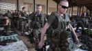 French soldiers leave a hangar at the Malian army air base in Bamako January 14, 2013. France, which has poured hundreds of troops into the capital Bamako in recent days, carried out more air raids on Monday in the vast desert area seized last year by an Islamist alliance grouping al Qaeda's north African wing AQIM alongside Mali's home-grown MUJWA and Ansar Dine militant groups. REUTERS/Joe Penney (MALI - Tags: POLITICS CONFLICT MILITARY) Published: Led. 14, 2013, 6:19 odp.