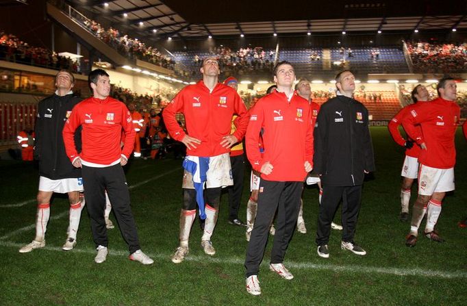 Hráči sledují ohňostroj nad stadionem. O svém postupu na EURO 2008 rozhodli už vítězstvím v minulém utkání proti Německu před měsícem v Mnichově.