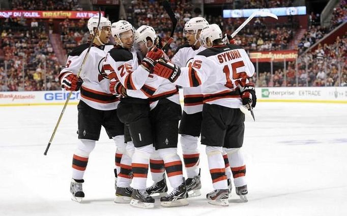 New Jersey Devils (Eliáš a Sýkora) se radují z postupu do 2. kola Stanley cupu