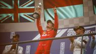 Charles Leclerc, který s Anthoinem absolvoval svůj vůbec první závod, věnoval příteli symbolicky trofej za premiérové vítězství v Grand Prix formule 1.