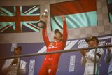 Charles Leclerc, který s Anthoinem absolvoval svůj vůbec první závod, věnoval příteli symbolicky trofej za premiérové vítězství v Grand Prix formule 1.
