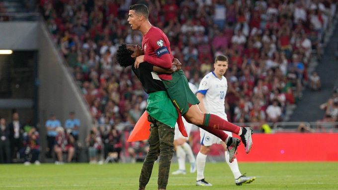 Cristiano Ronaldo a fanoušek, který vtrhl na hřiště během kvalifikace Eura 2024 Portugalsko - Bosna a Hercegovina