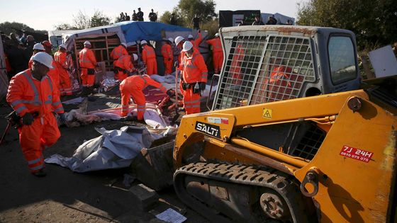 Foto: "Džungle" jde k zemi. Migranty u Calais vystřídaly demoliční čety