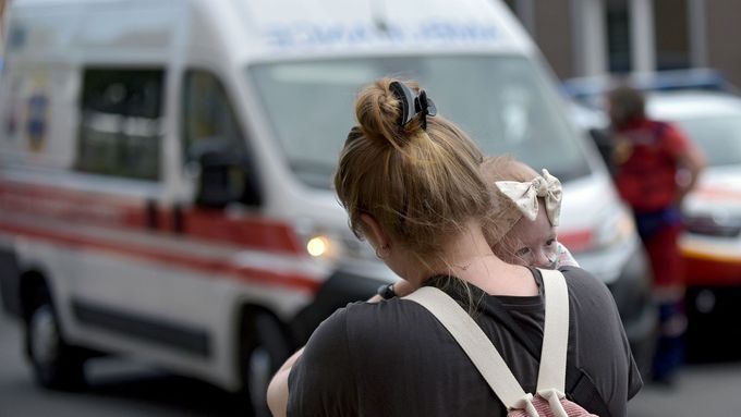 Kyjev pokračuje v odklízení trosek dětské nemocnice zasažené ruským ostřelováním.