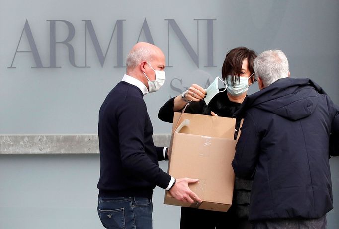 Lidé s maskou před divadlem, kde se měl odehrávat Milan Fashion Week.