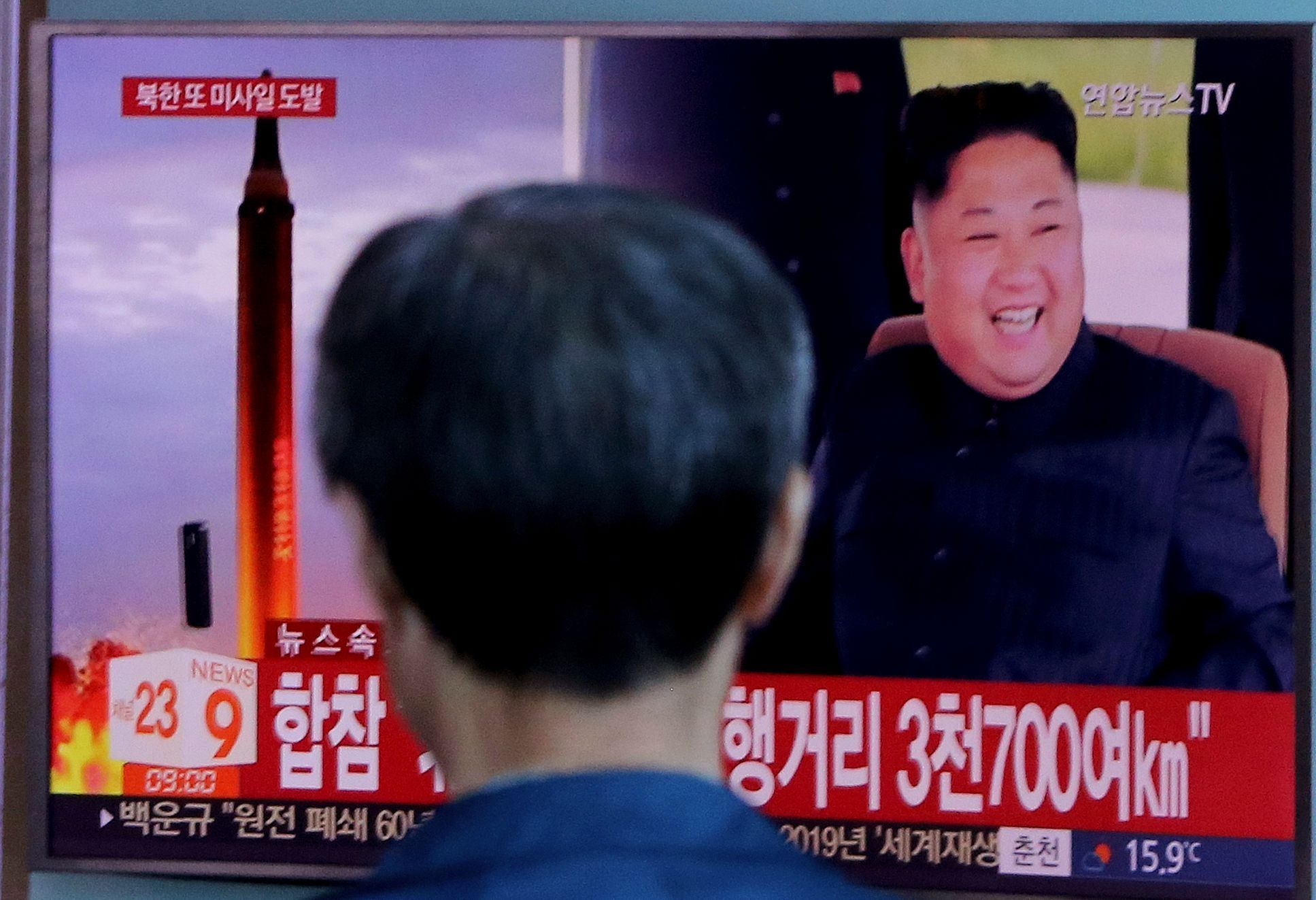 Muž v Soulu sleduje zprávy o dalším severokorejském odpalu rakety.