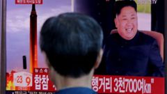 Muž v Soulu sleduje zprávy o dalším severokorejském odpalu rakety.