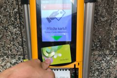 I v metru už půjde jízdenku zaplatit kartou. Terminály nahrazují validátory Opencard