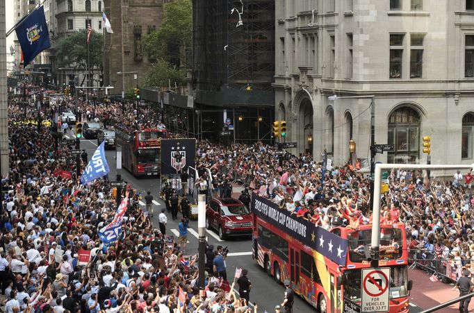 Průvod v New Yorku na počest amerických fotbalistek.