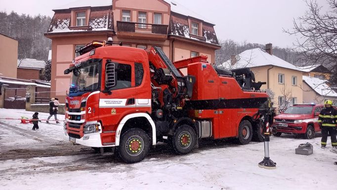 Pražští hasiči v pondělí ráno vyprošťovali auto z Kyjského rybníka.