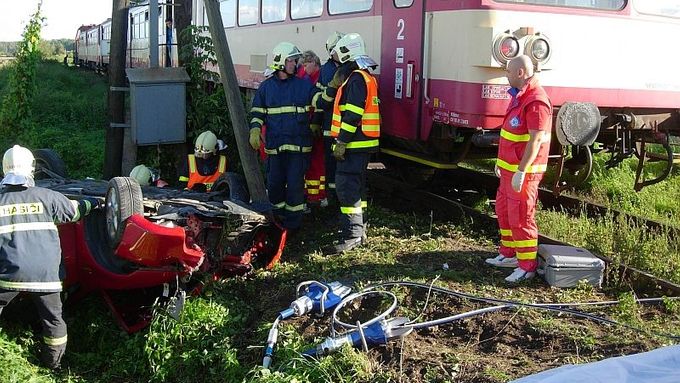 Mazda skončila v příkopu vedle trati