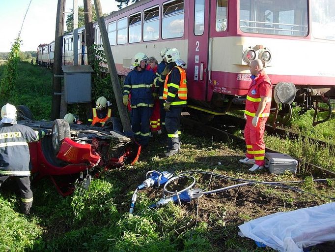 Mazda skončila v příkopu vedle trati