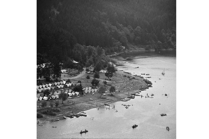 Letní rekreace na Vranovské přehradě, jižní Morava, 1966 - koupající se návštěvníci a loďky u břehu. Ilustrační snímek
