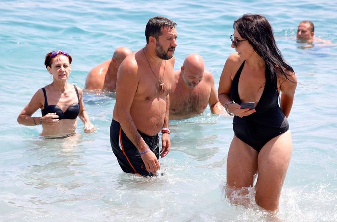 Předseda italské strany Liga Matteo Salvini oslovuje voliče na pláži