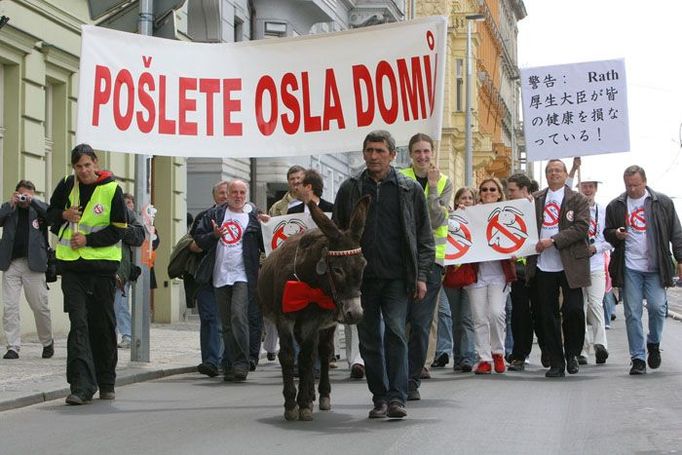 ...a vyrazili po nábřeží Vltavy k Úřadu vlády