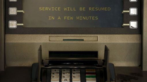 "Služba bude obnovena za pár minut." Tuto hlášku lze v bankomatech potkat na každém kroku.