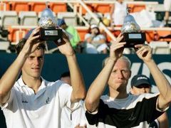 František Čermák (vlevo) a Leoš Friedl s trofejí pro vítěze čtyřhy v Acapulku.