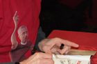 Tomáš Řepka se podepisuje prvním fanouškům. Před sparťanským fanshopem se sešlo několik set lidí, kteří si chtěli domů odnést podpis legendy.