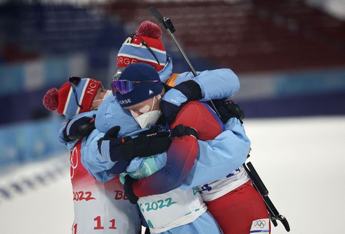 Norská smíšená štafeta se raduje z vítězství na olympiádě v Pekingu 2022